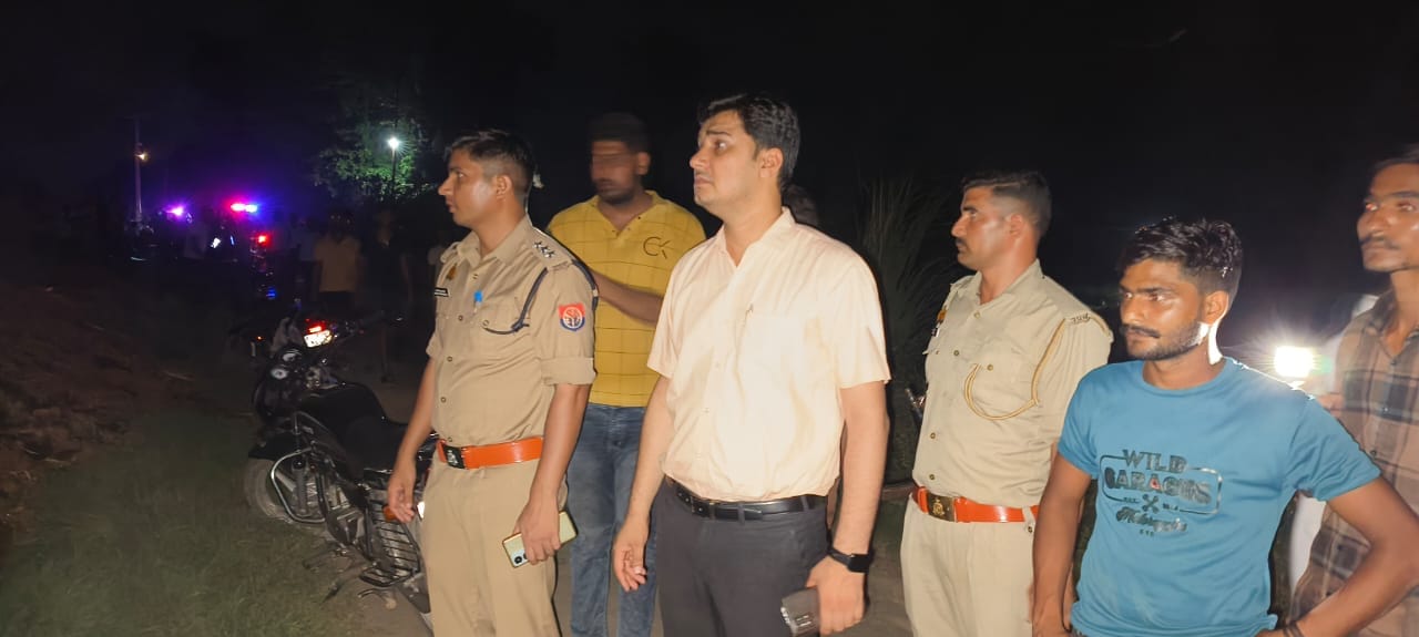 कांधला युमना नदी में डूबे युवको की तलाश करते गोताखोर कांधला युमना नदी में डूबे युवको की तलाश करते गोताखोर