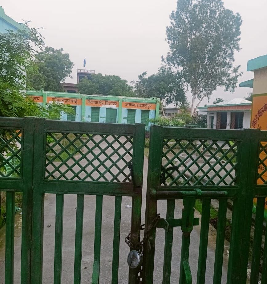 मस्जिद नगला में बाढ़ से जलमग्न एक घर मे चारपाई पर बैठा परिवार। संवाद