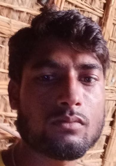 मस्जिद नगला में बाढ़ से जलमग्न एक घर मे चारपाई पर बैठा परिवार। संवाद