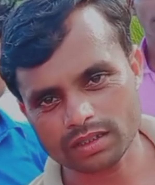 मस्जिद नगला में बाढ़ से जलमग्न एक घर मे चारपाई पर बैठा परिवार। संवाद