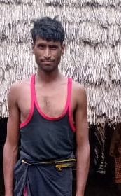 मस्जिद नगला में बाढ़ से जलमग्न एक घर मे चारपाई पर बैठा परिवार। संवाद