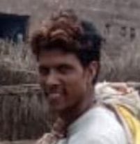 मस्जिद नगला में बाढ़ से जलमग्न एक घर मे चारपाई पर बैठा परिवार। संवाद