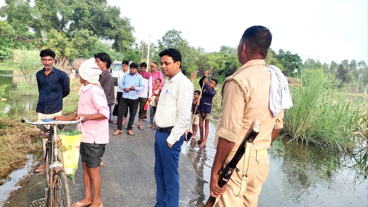 मस्जिद नगला में बाढ़ से जलमग्न एक घर मे चारपाई पर बैठा परिवार। संवाद