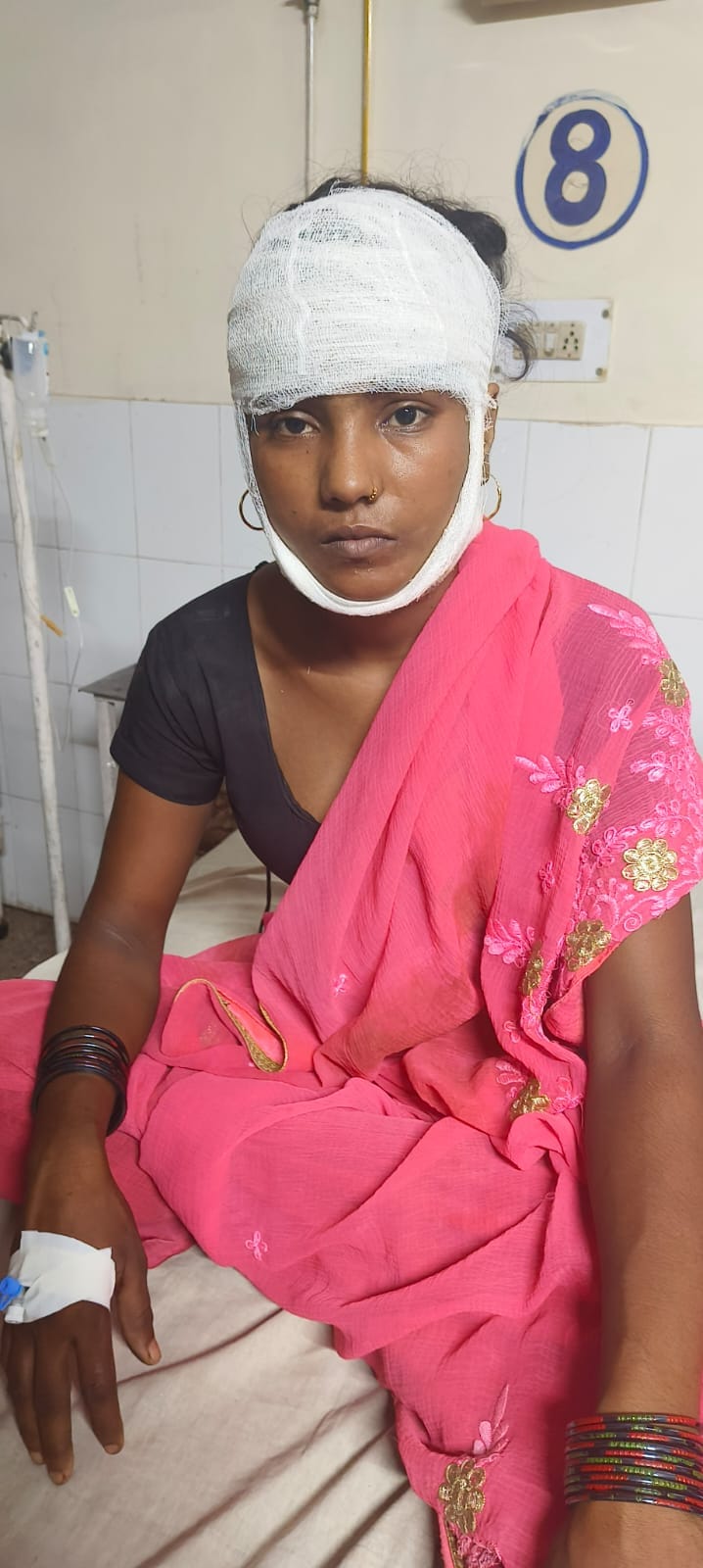 निगोही सीएचसी में स्टेचर पर लेटा घायल लालाराम। संवाद