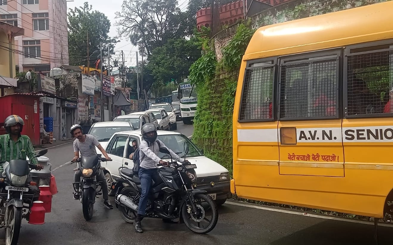 नाहन से शिमला जाती कालका रूट की दिल्ली-शिमला निगम की बस। संवाद नाहन से शिमला जाती कालका रूट की दिल्ली-शिमला निगम की बस। संवाद