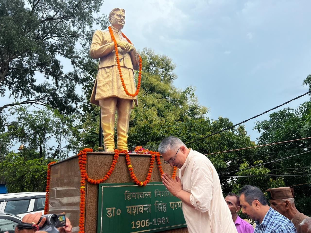 परमार जयंती पर बागथन स्कूल में आयोजित कार्यक्रम में विजेता छात्राओं को सम्मानित करतीं मुख्यातिथ