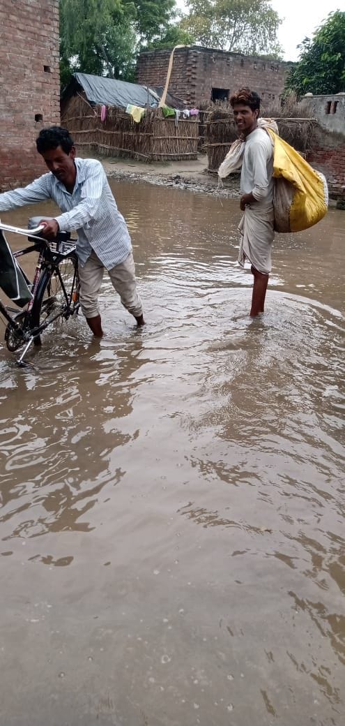 तिलहर में एसडीएम अंजलि गंगवार को ज्ञापन देकर वार्ता करते भाकियू कार्यकर्ता । संवाद