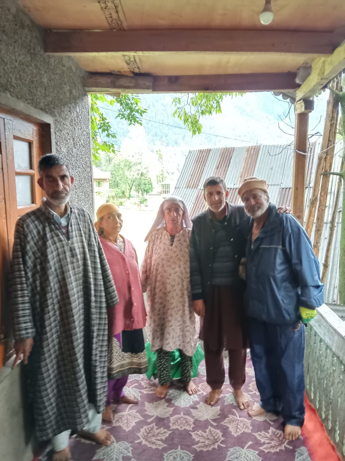 अंबाला से अमरनाथ यात्रा के लिए रवाना हुए जत्थे के साथ बैठकर भोजन करता अब्दुल रसीद का परिवार