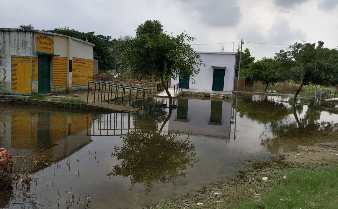 बाढ़ पीड़ित ग्राम पैलानी में बाढ़पीड़ितों की समस्याएं सुनते नायब तहसीलदार पूनम मधुकर। संवाद