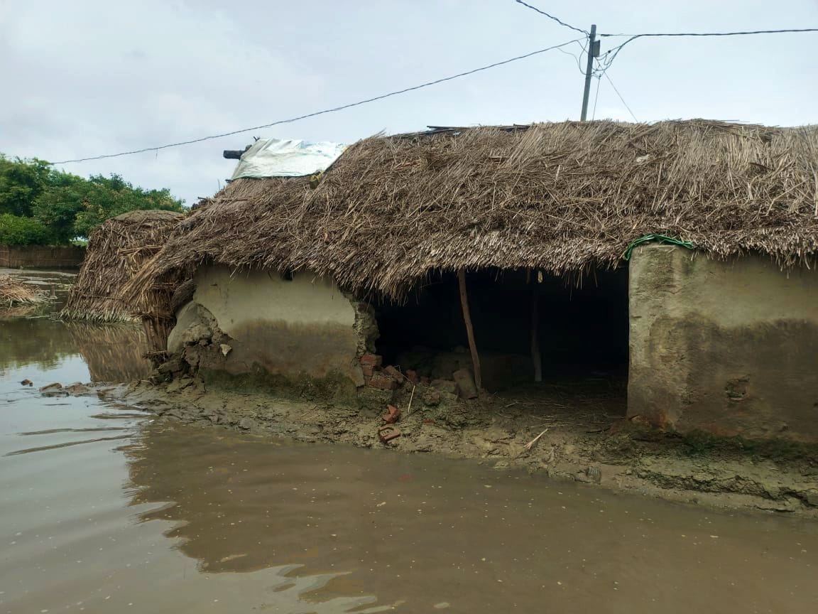 बाढ़ पीड़ित ग्राम पैलानी में बाढ़पीड़ितों की समस्याएं सुनते नायब तहसीलदार पूनम मधुकर। संवाद