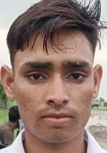 बाढ़ पीड़ित ग्राम पैलानी में बाढ़पीड़ितों की समस्याएं सुनते नायब तहसीलदार पूनम मधुकर। संवाद