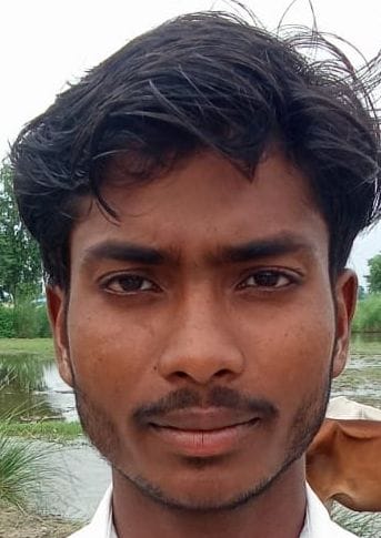 बाढ़ पीड़ित ग्राम पैलानी में बाढ़पीड़ितों की समस्याएं सुनते नायब तहसीलदार पूनम मधुकर। संवाद