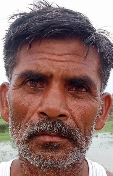 बाढ़ पीड़ित ग्राम पैलानी में बाढ़पीड़ितों की समस्याएं सुनते नायब तहसीलदार पूनम मधुकर। संवाद