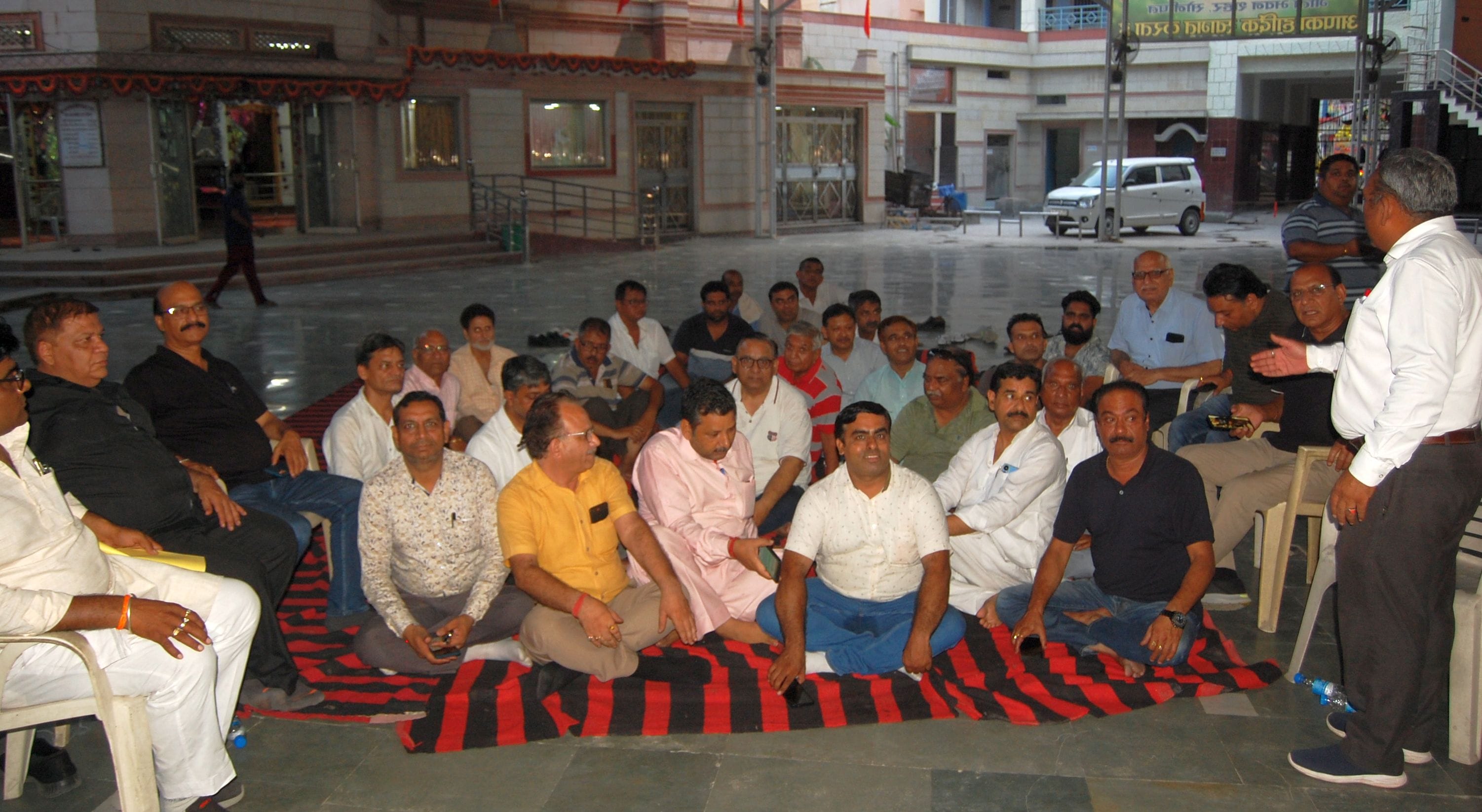 फोटो 16. गीता भवन मंदिर परिसर में व्यापारियों की बैठक को संबोधित करते जिला व्यापार मंडल के प्रध फोटो 16. गीता भवन मंदिर परिसर में व्यापारियों की बैठक को संबोधित करते जिला व्यापार मंडल के प्रध