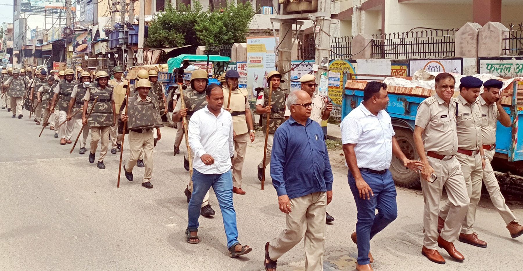 फोटो :19: गन्नौर में फ्लैग मार्च के दौरान नायब तहसीलदार डॉ. प्रमोद, एसीपी गोरखपाल व पुलिस बल। फोटो :19: गन्नौर में फ्लैग मार्च के दौरान नायब तहसीलदार डॉ. प्रमोद, एसीपी गोरखपाल व पुलिस बल।