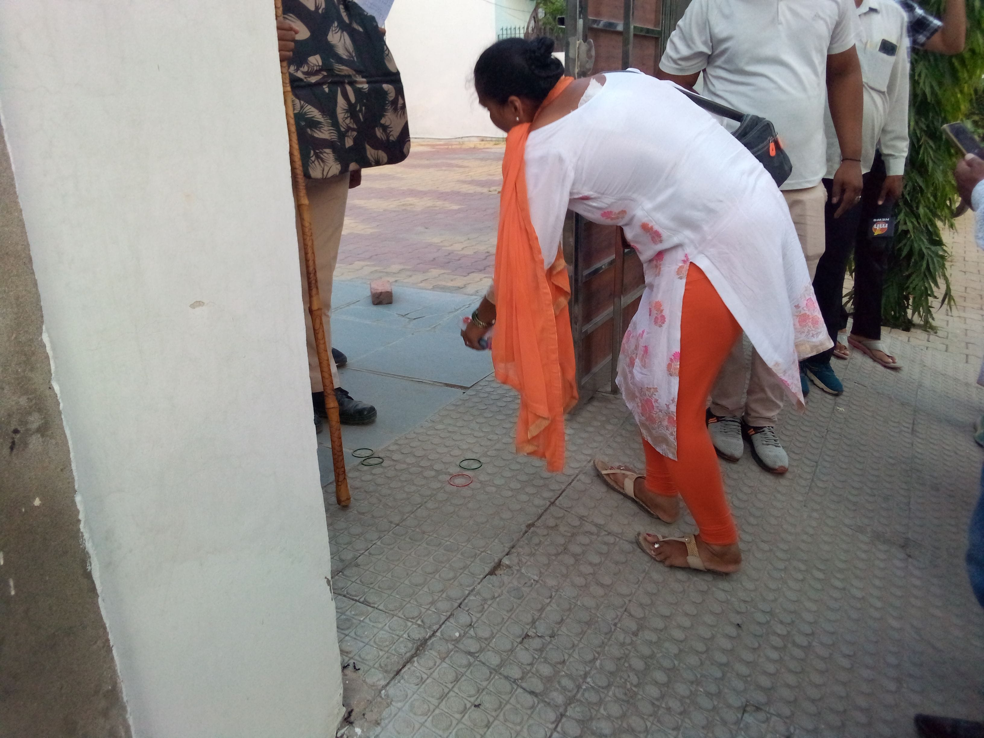 फोटो :23: सोनीपत में राई विधायक के पीए को ज्ञापन देते हिंदू संगठनों के सदस्य। संवाद फोटो :23: सोनीपत में राई विधायक के पीए को ज्ञापन देते हिंदू संगठनों के सदस्य। संवाद