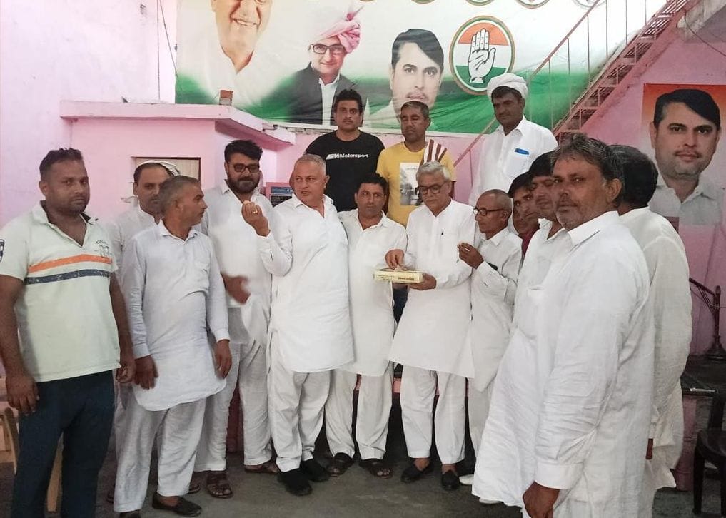 फोटो 26. विधायक इंदूराज नरवाल के कार्यालय पर खुशी मनाते कार्यकर्ता। स्रोत: विधायक फोटो 26. विधायक इंदूराज नरवाल के कार्यालय पर खुशी मनाते कार्यकर्ता। स्रोत: विधायक