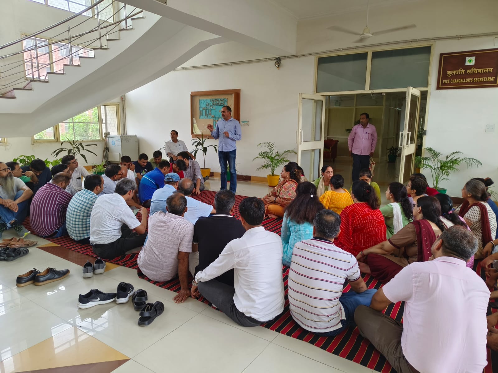 फोटो 32- डीसीआरयूएसटी में मांगों को लेकर धरने पर बैठे शिक्षकों को संबोधित करते हुए। विज्ञप्त