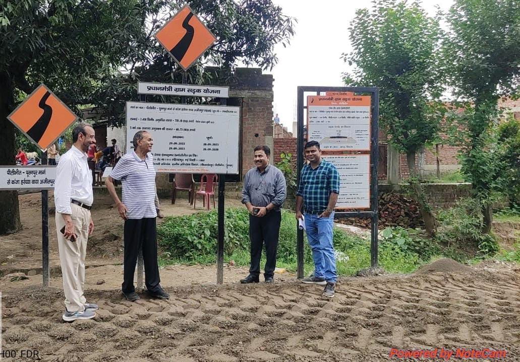 गांव कंजा हरैया में नई तकनीक से बनाई जा रही सड़क । संवाद