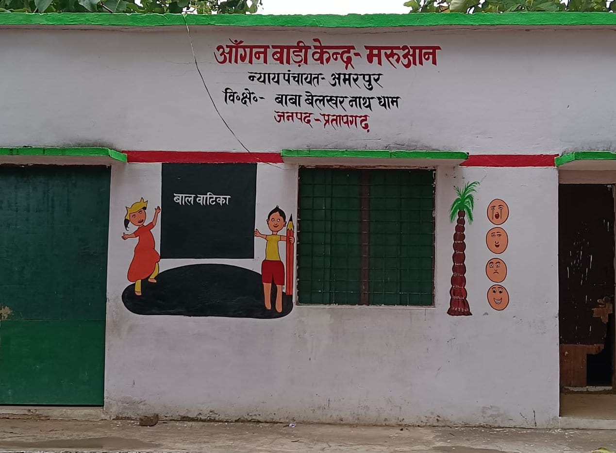 दहिलामऊ आंगनबाड़ी केन्द्र कक्ष में रखा रसोई गैस सिलेन्डर। संवाद