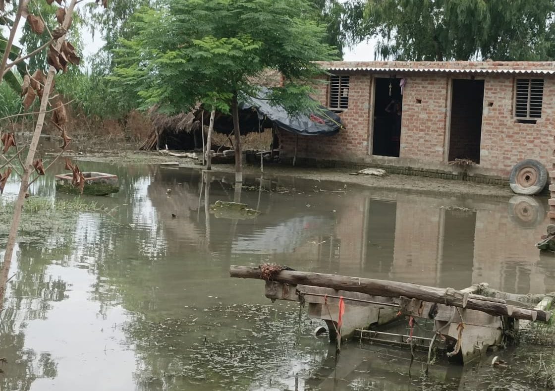 बाढ़ग्रस्त इस्लामनगर और मस्जिद नगला के बीच लगे मेडिकल कैम्प में रोगियों को दवा बांटती मेडिकल टीम