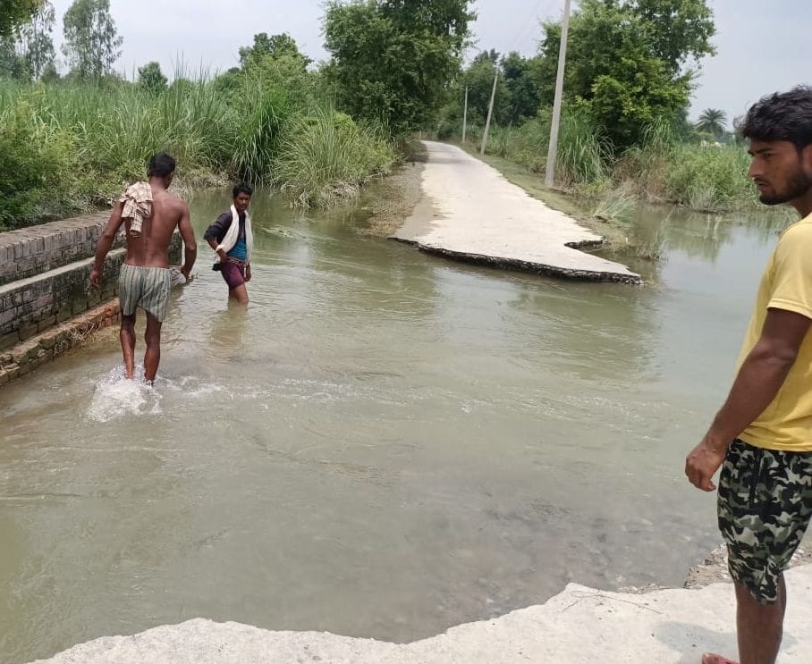 बाढ़ग्रस्त इस्लामनगर और मस्जिद नगला के बीच लगे मेडिकल कैम्प में रोगियों को दवा बांटती मेडिकल टीम