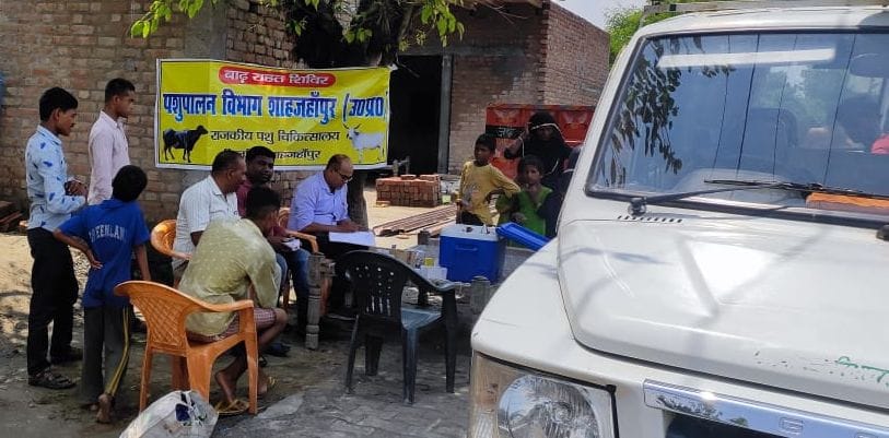 बाढ़ग्रस्त इस्लामनगर और मस्जिद नगला के बीच लगे मेडिकल कैम्प में रोगियों को दवा बांटती मेडिकल टीम