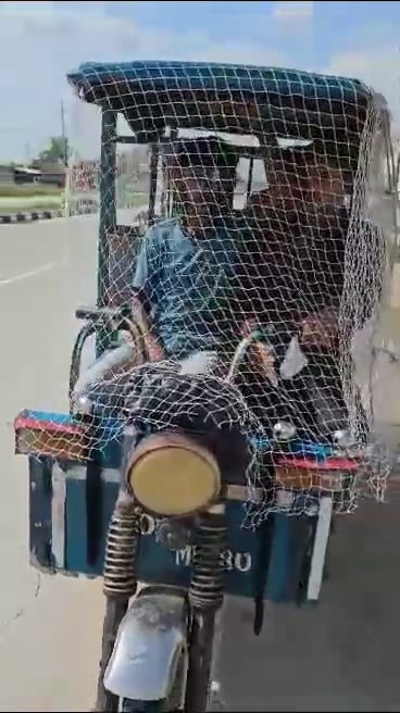 बिजनौर मे खेत पर काम करने से पूर्व गुलदार को ढोल बजाकर भगाने का काम करते किसान स्रोत सोशल मीडिय बिजनौर मे खेत पर काम करने से पूर्व गुलदार को ढोल बजाकर भगाने का काम करते किसान स्रोत सोशल मीडिय
