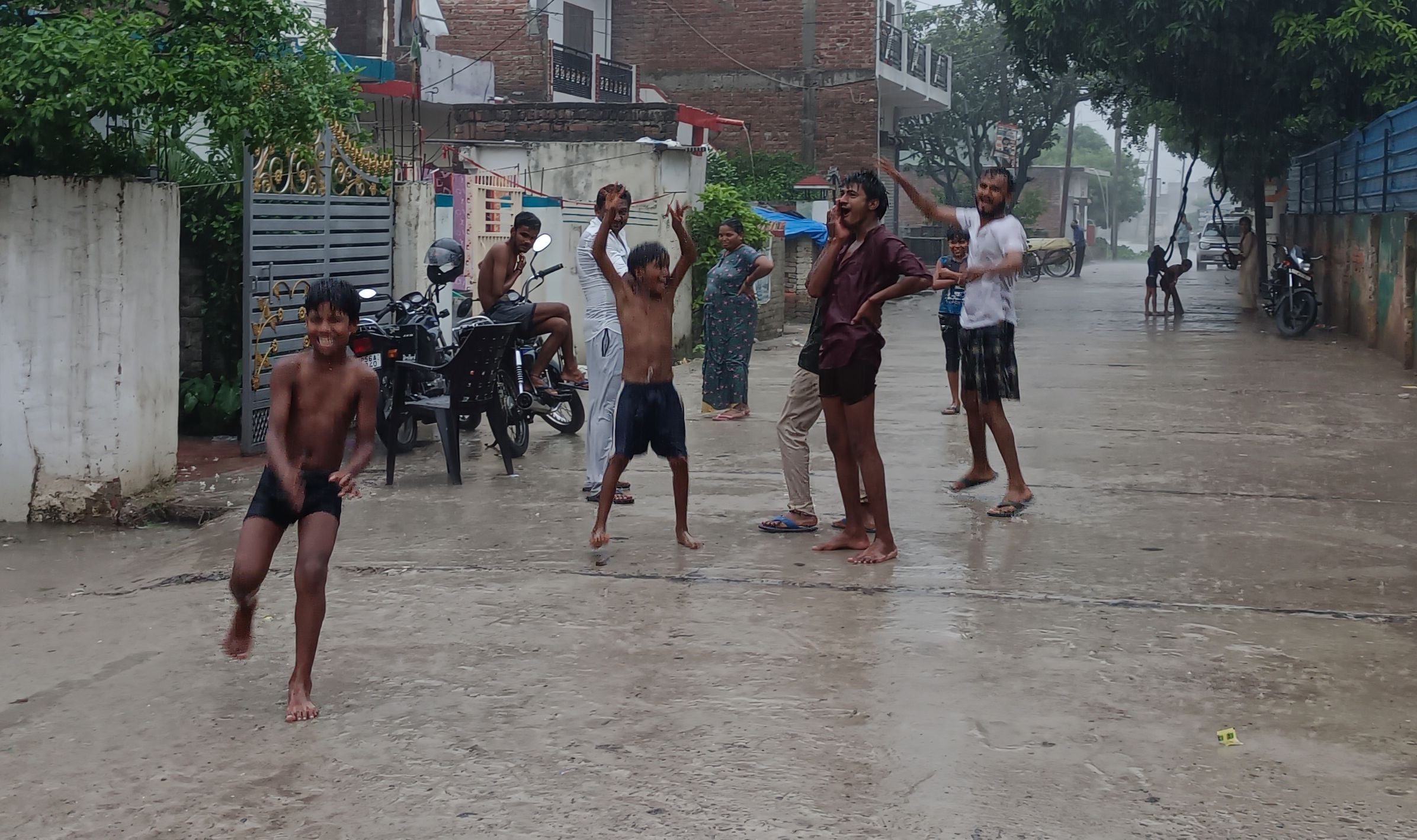 बिस्कोहर में लंबे अंतराल के बाद रविवार दोपहर चार बजे से शुरू हुई झमाझम बारिश में नहाते बच्चे बिस्कोहर में लंबे अंतराल के बाद रविवार दोपहर चार बजे से शुरू हुई झमाझम बारिश में नहाते बच्चे