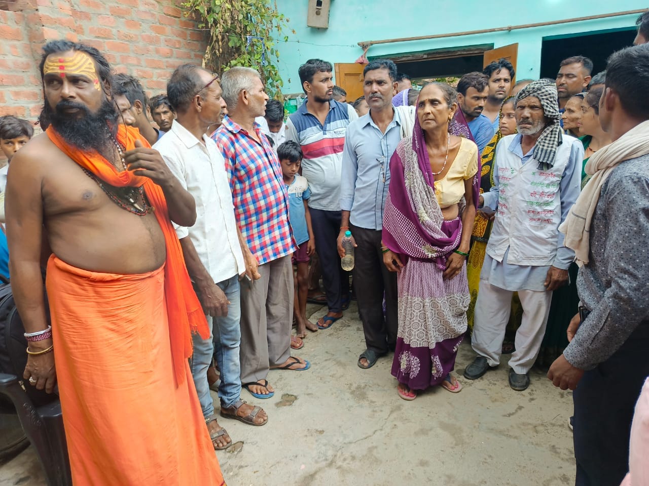 गांव करेली में घटनास्थल का निरीक्षण करती हुई फॉरेंसिक टीम । संवाद