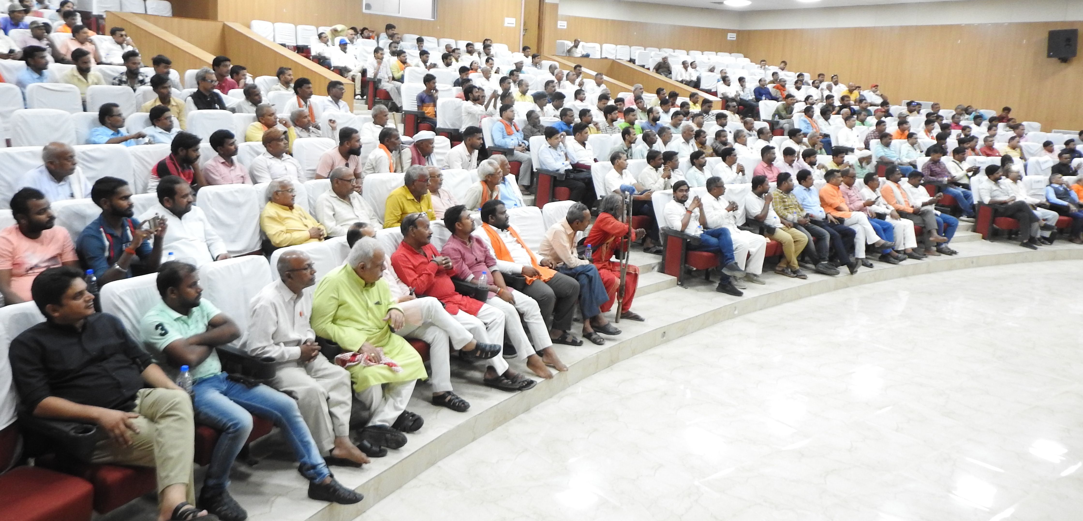 लोहिया कला भवन में आयोजित व्यापारी महासम्मेलन कार्यक्रम को संबोधित करते आबकारी मंत्री नितिन अग् लोहिया कला भवन में आयोजित व्यापारी महासम्मेलन कार्यक्रम को संबोधित करते आबकारी मंत्री नितिन अग्