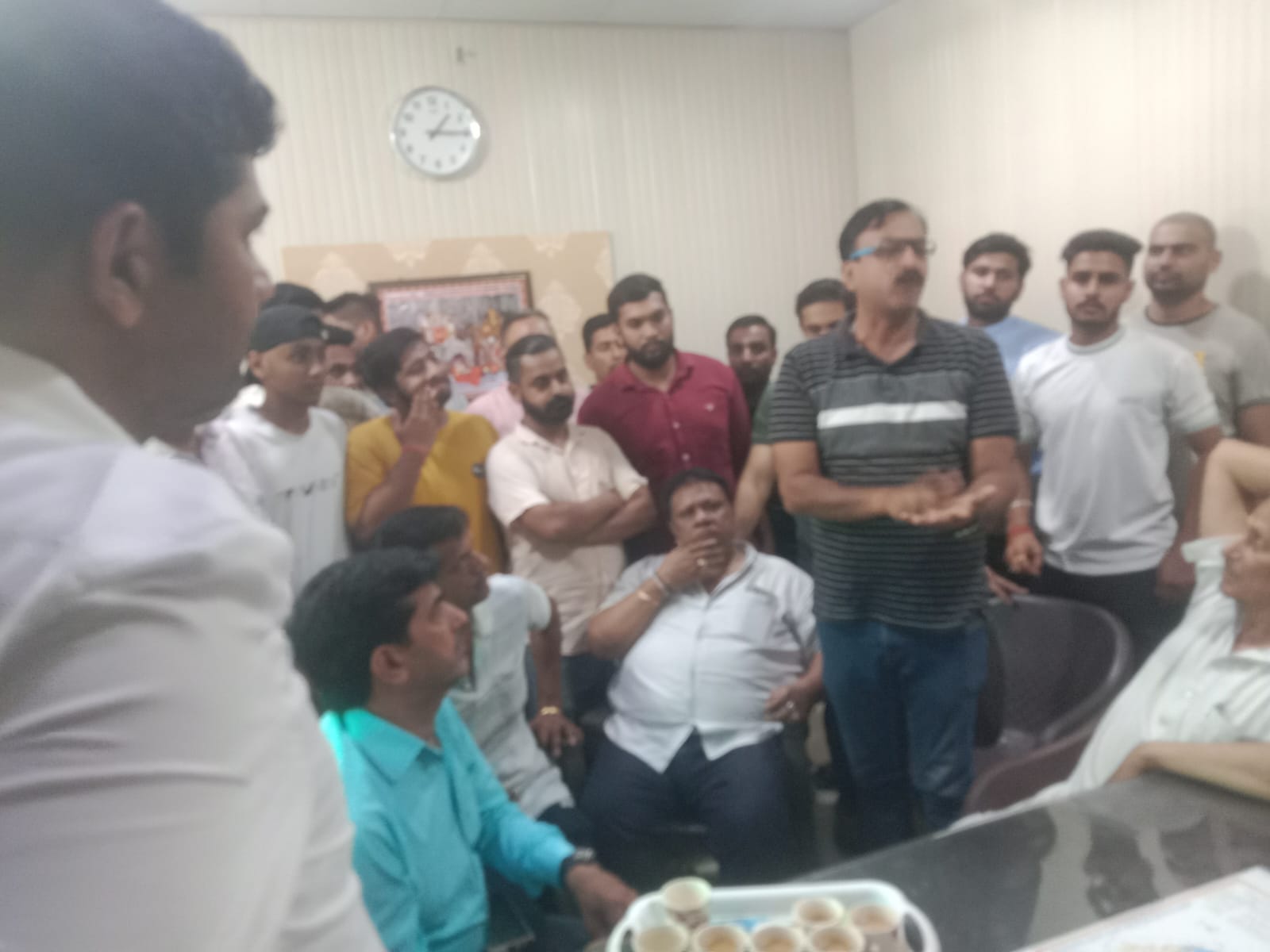नारायणगढ़ थाने के बाहर रोष जताते हुए कार्यकर्ता - संवाद नारायणगढ़ थाने के बाहर रोष जताते हुए कार्यकर्ता - संवाद