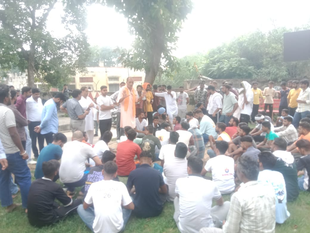नारायणगढ़ थाने के बाहर रोष जताते हुए कार्यकर्ता - संवाद नारायणगढ़ थाने के बाहर रोष जताते हुए कार्यकर्ता - संवाद
