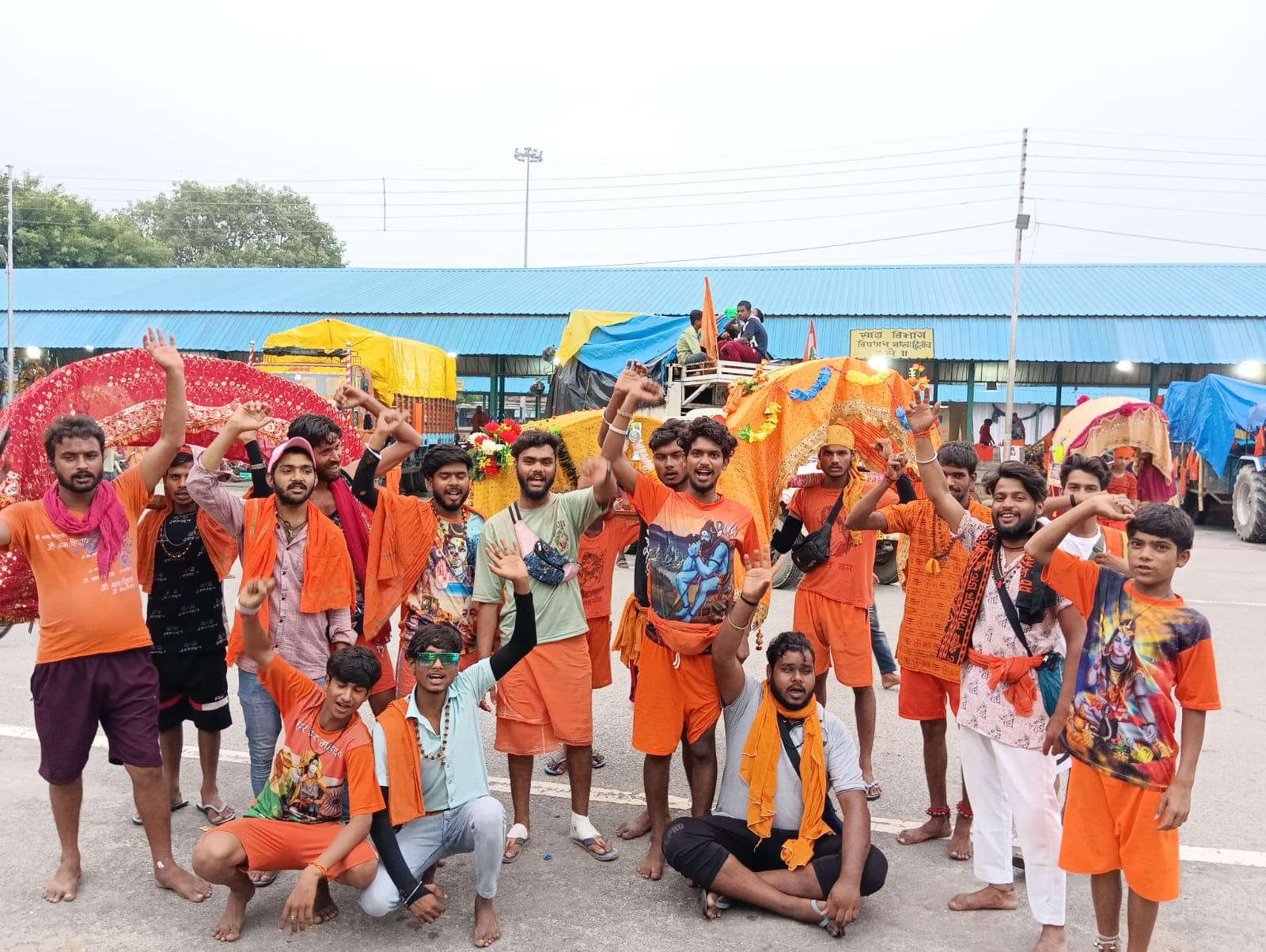 शहर की मंडी समिति में पंहुचे कांवड़िये । संवाद शहर की मंडी समिति में पंहुचे कांवड़िये । संवाद
