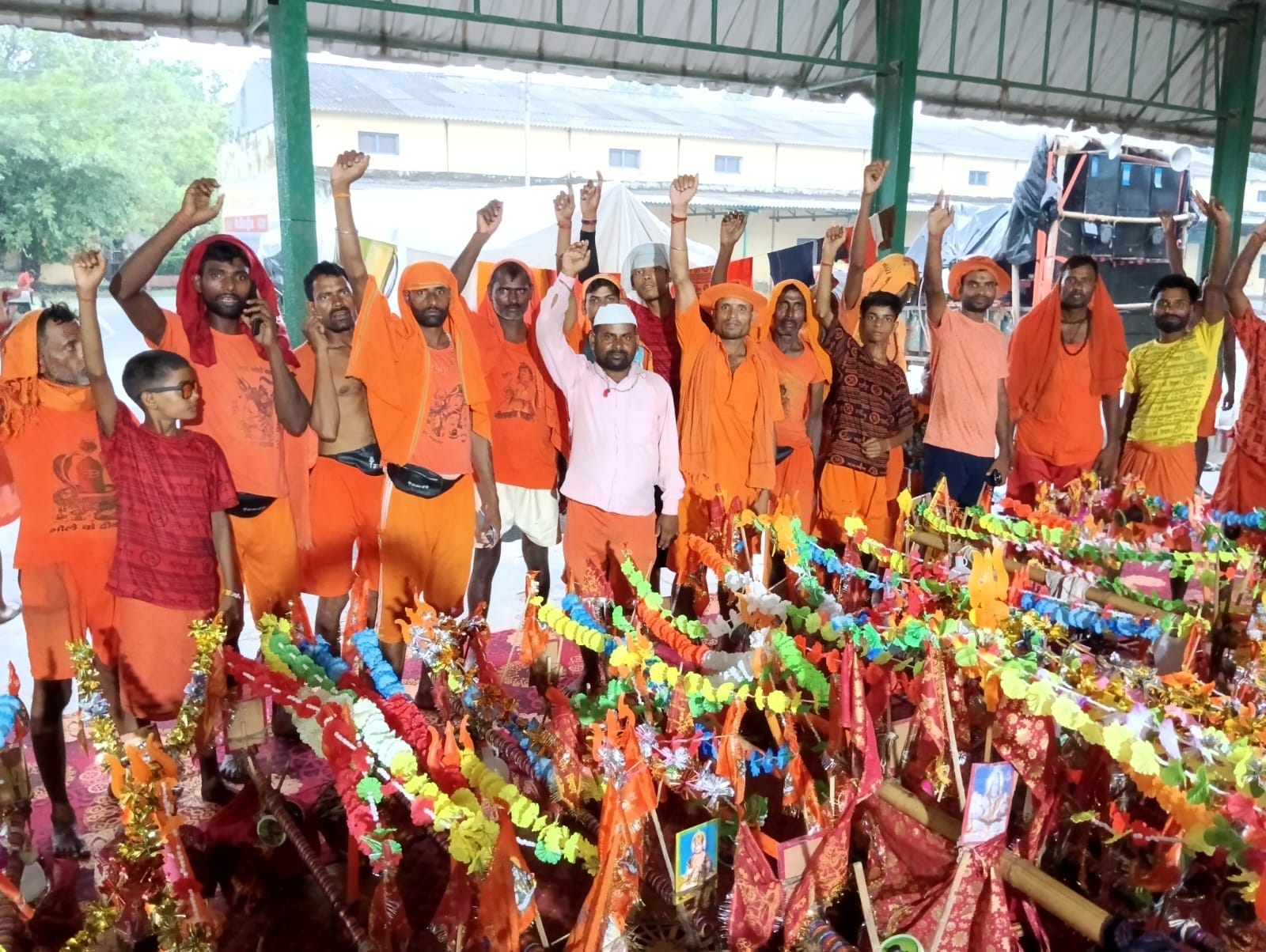 शहर की मंडी समिति में पंहुचे कांवड़िये । संवाद शहर की मंडी समिति में पंहुचे कांवड़िये । संवाद