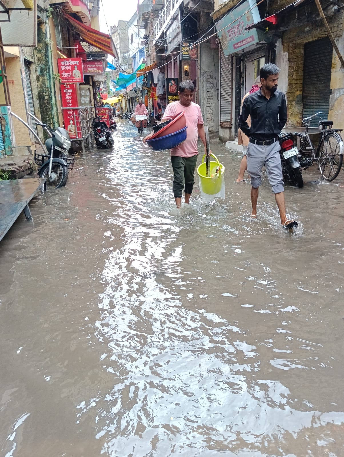 शहर में हुई बारिश के बाद स्टेशन रोड पर हुआ जलभराव । संवाद शहर में हुई बारिश के बाद स्टेशन रोड पर हुआ जलभराव । संवाद