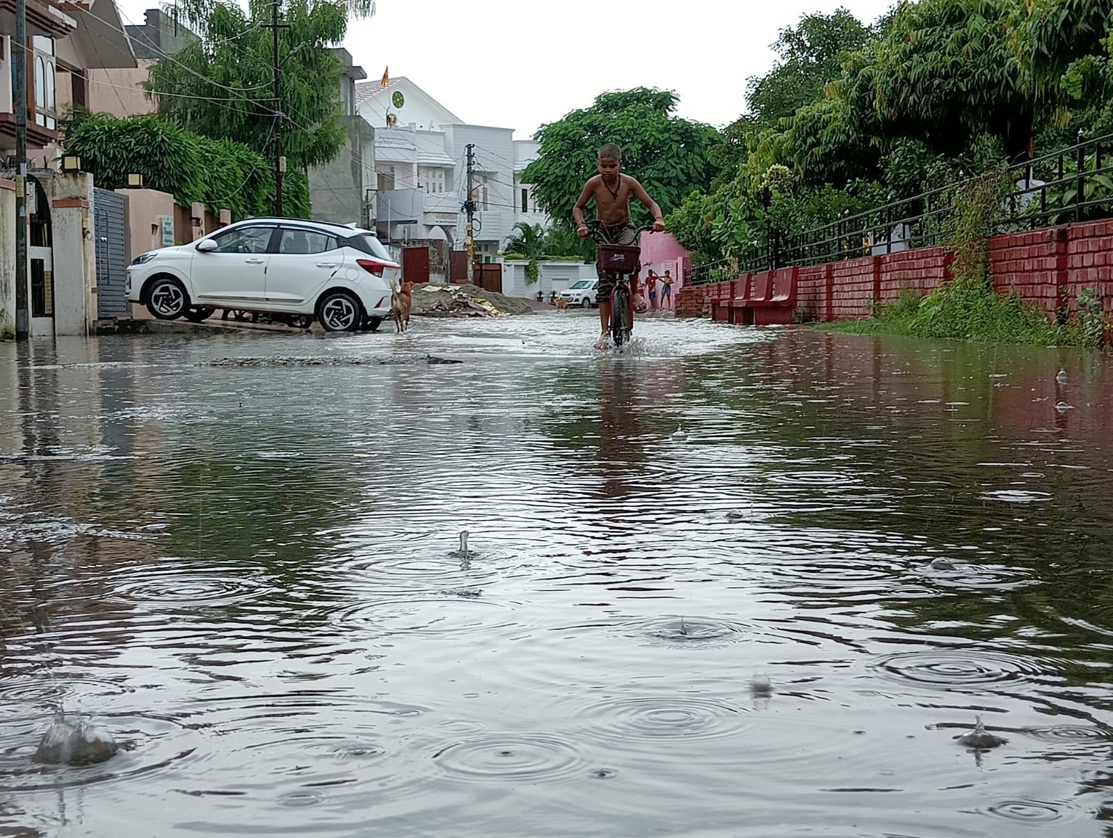 शहर में हुई बारिश के बाद स्टेशन रोड पर हुआ जलभराव । संवाद शहर में हुई बारिश के बाद स्टेशन रोड पर हुआ जलभराव । संवाद
