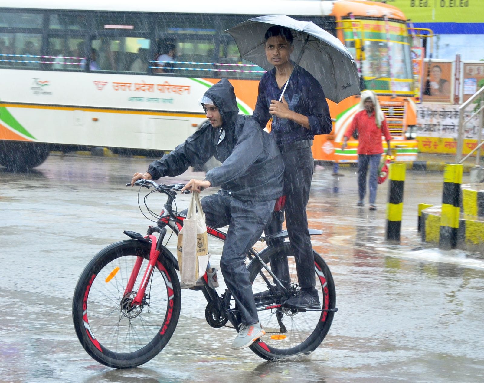 टिकटगंज में बारिश के बाद सड़क पर भरा पानी। संवाद