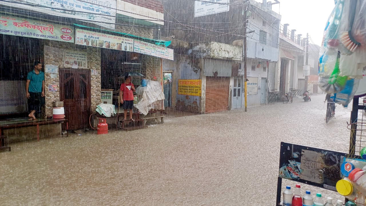 टिकटगंज में बारिश के बाद सड़क पर भरा पानी। संवाद