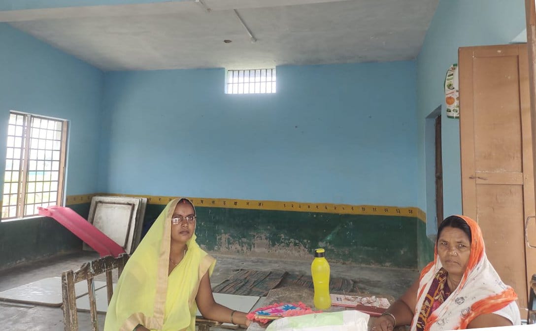 दहिलामऊ आंगनबाड़ी केन्द्र कक्ष में रखा रसोई गैस सिलेन्डर। संवाद दहिलामऊ आंगनबाड़ी केन्द्र कक्ष में रखा रसोई गैस सिलेन्डर। संवाद