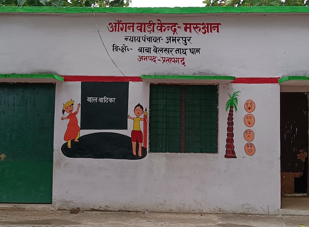 दहिलामऊ आंगनबाड़ी केन्द्र कक्ष में रखा रसोई गैस सिलेन्डर। संवाद दहिलामऊ आंगनबाड़ी केन्द्र कक्ष में रखा रसोई गैस सिलेन्डर। संवाद