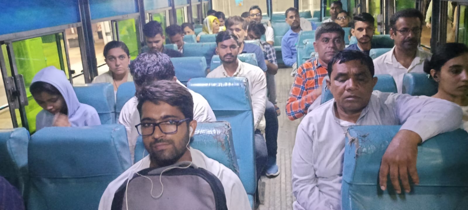 06जेएनडी11-परीक्षा केंद्रों पर जाने के लिए बस में सवार होते परीक्षार्थी। संवाद 06जेएनडी11-परीक्षा केंद्रों पर जाने के लिए बस में सवार होते परीक्षार्थी। संवाद