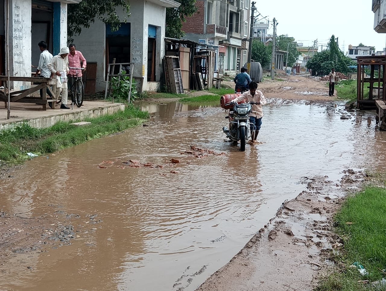 बिलगंवा जाने वाली खस्ताहाल सड़क । संवाद बिलगंवा जाने वाली खस्ताहाल सड़क । संवाद