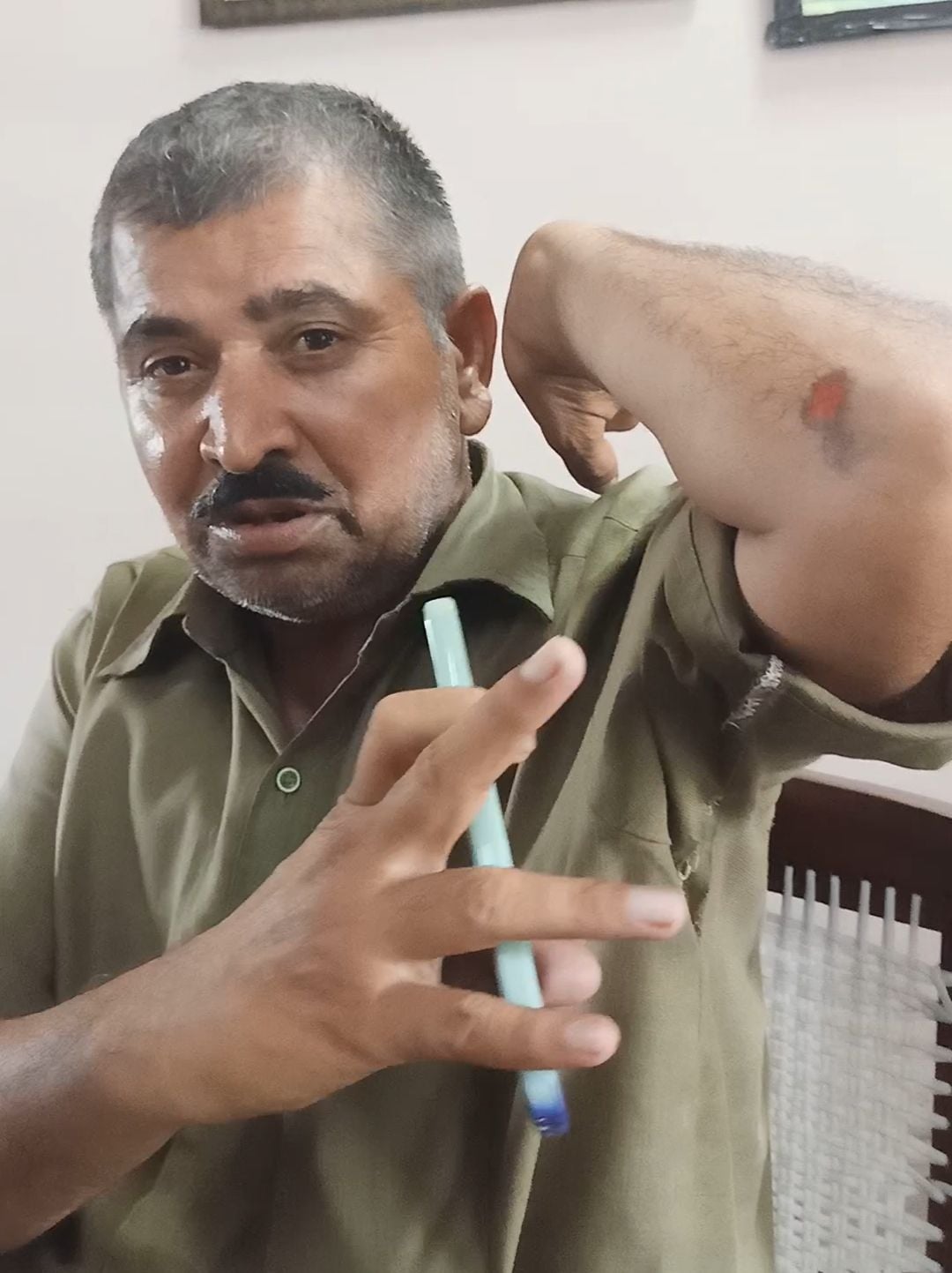 २६-कैथल। बस अड्डे पर झगड़े के दौरान युवक द्वारा रोडवेज कर्मी का पडक़ा हुआ गला व वर्दी। २६-कैथल। बस अड्डे पर झगड़े के दौरान युवक द्वारा रोडवेज कर्मी का पडक़ा हुआ गला व वर्दी।