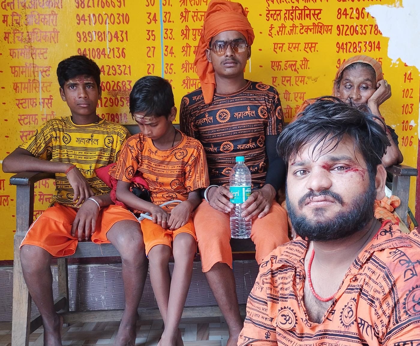उझानी में घायल पीलीभीत के कांवड़िये। उझानी में घायल पीलीभीत के कांवड़िये।