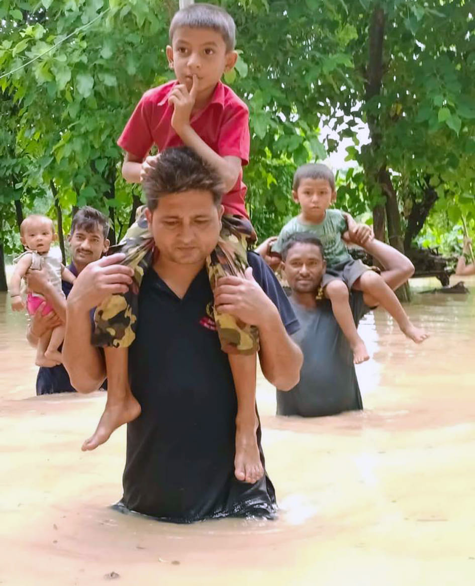 गौरीफंटा थाना क्षेत्र के थारू गांव ढकिया में जायजा लेते एसडीएम व अन्य अधिकारी। गौरीफंटा थाना क्षेत्र के थारू गांव ढकिया में जायजा लेते एसडीएम व अन्य अधिकारी।