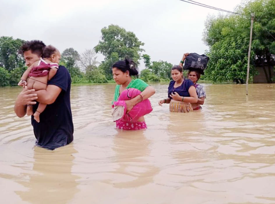 गौरीफंटा थाना क्षेत्र के थारू गांव ढकिया में जायजा लेते एसडीएम व अन्य अधिकारी। गौरीफंटा थाना क्षेत्र के थारू गांव ढकिया में जायजा लेते एसडीएम व अन्य अधिकारी।