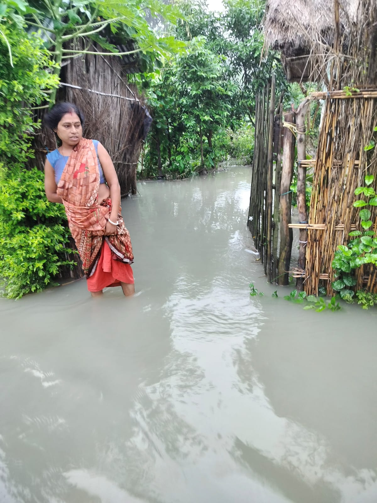 गांव चंदिया हजारा में सड़को पर हुआ जलभराव । संवाद