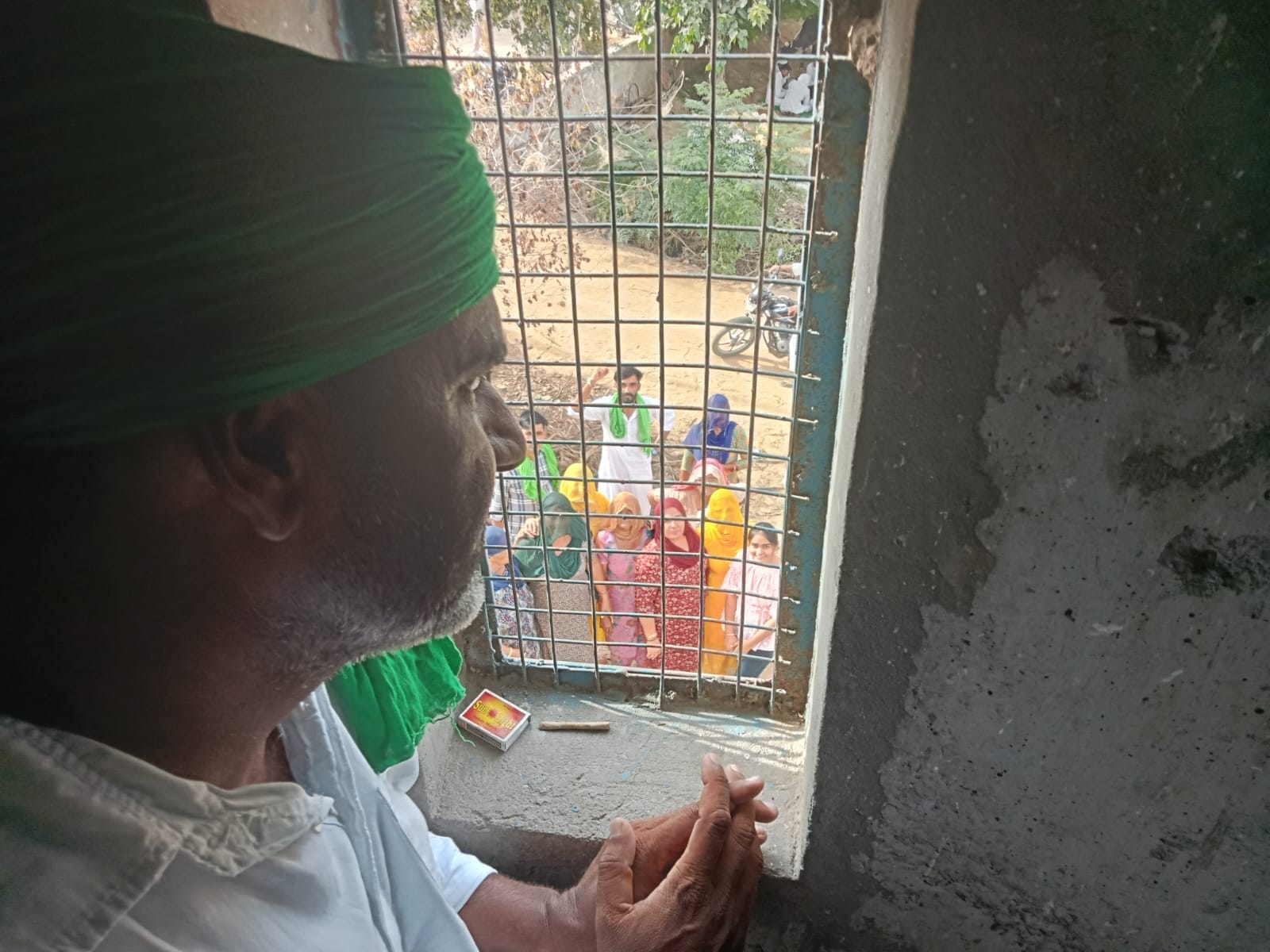 गांव नारायण खेड़ा में धरने को संबोधित करते किसान नेता रवि आजाद। संवाद गांव नारायण खेड़ा में धरने को संबोधित करते किसान नेता रवि आजाद। संवाद