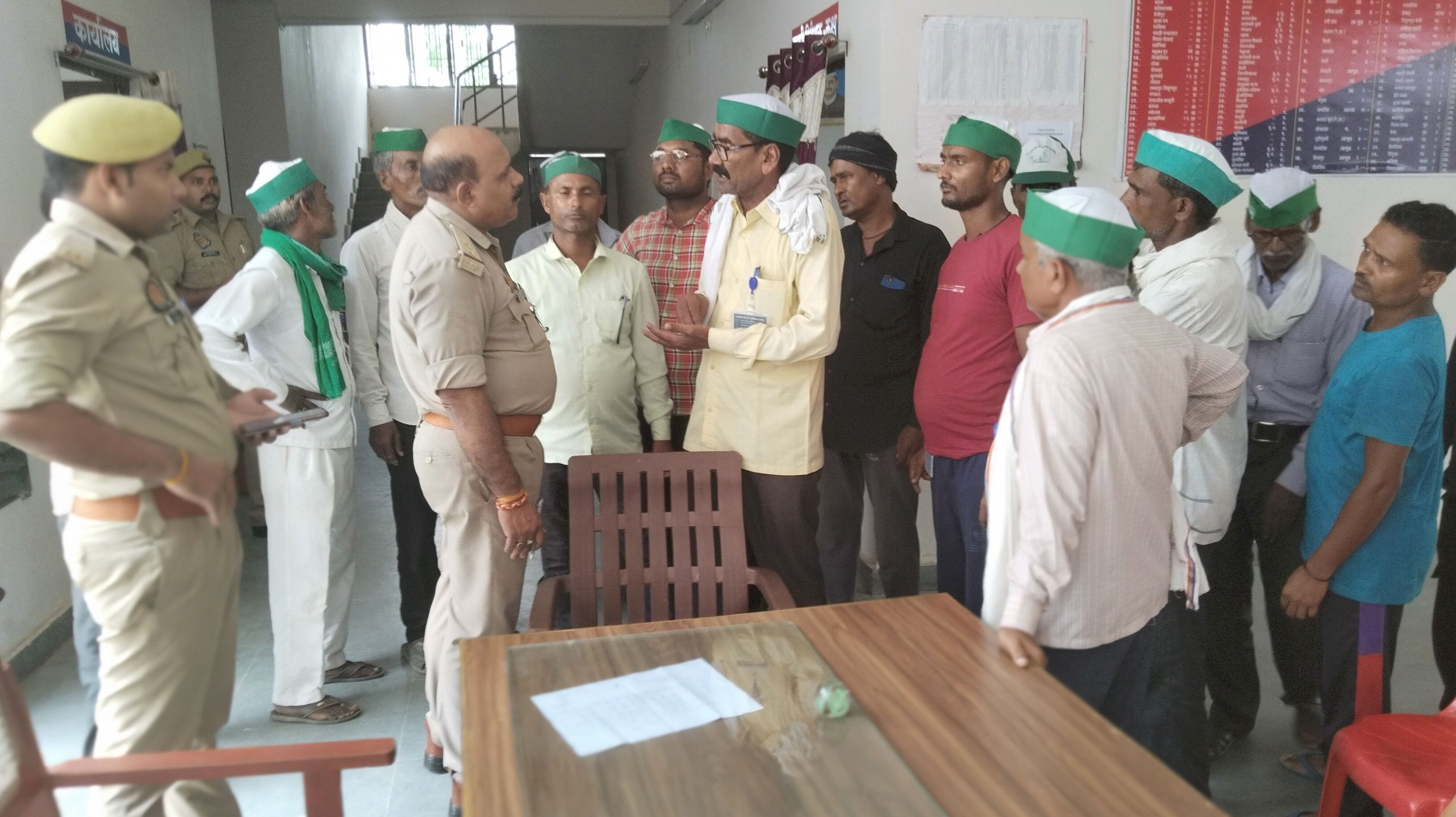 इटवा ब्लॉक परिसर में एडीओ पंचायत संजय पटेल को ज्ञापन सौंपते भाकियू भानू गुट के कार्यकर्ता इटवा ब्लॉक परिसर में एडीओ पंचायत संजय पटेल को ज्ञापन सौंपते भाकियू भानू गुट के कार्यकर्ता